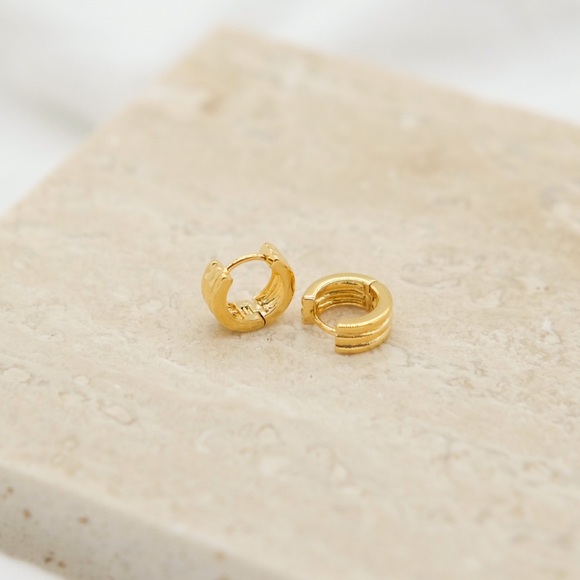 LAST ONE!!💕Mini Jordan Huggie Hoops Earring - Picture 6 of 7